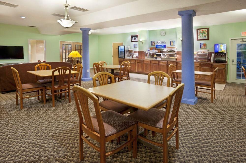 Holiday Inn Express Hotel & Suites Elgin By Ihg Bagian luar foto